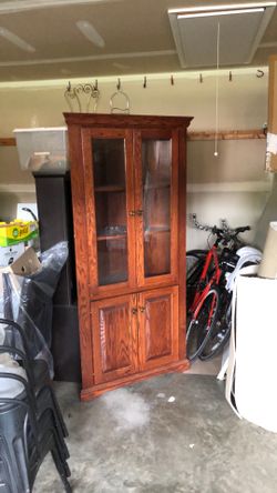 Corner display/china cabinet