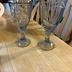 Similar wine glass set 
