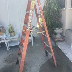 Escaleras de seis pies de fibra de vidrio perfectas, condiciones muy baratas $60 cada una