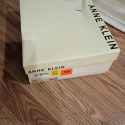 SIZE 9 Anne Klein Heels