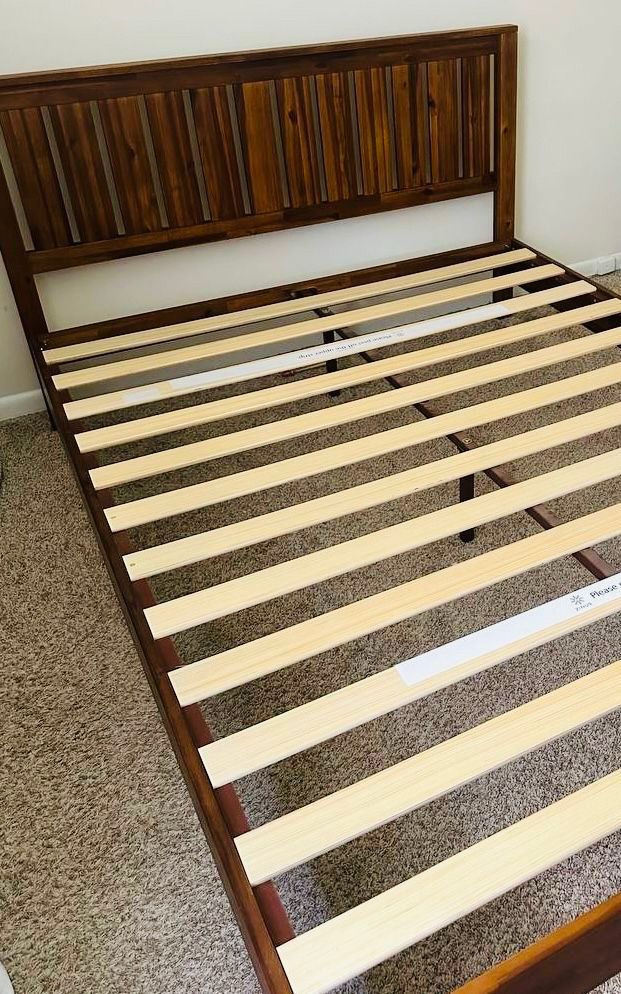 ZINUS Vivek Wood Platform Bed Frame with Headboard