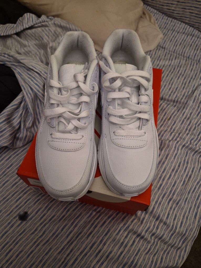 NIKE AIR MAX 90 LTR....SIZE 7Y