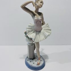 Lladro Ballerina Stage Presence Porcelain Figure 6323. Beautiful high quality porcelain figurine is in good condition, except one hand has missing fin