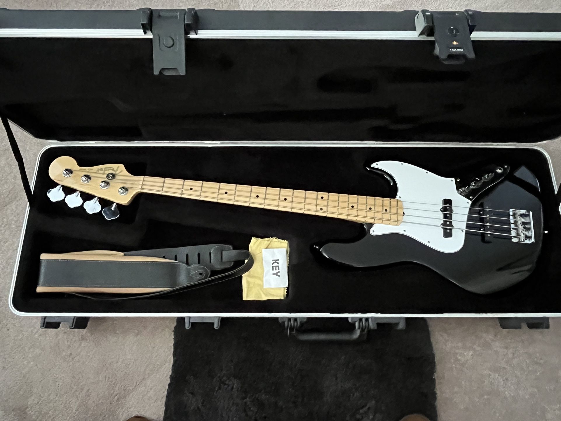Fender J Bass 2008 Guitar (NEW) Never Used. Cube-30 Amp