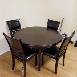 USED Round Dining Table & 4 Chairs in Dark Brown in GOOD CONDITION. 