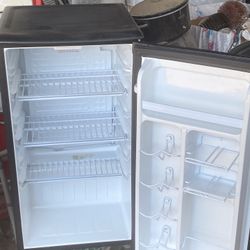 Mini Refrigerator Marca Danby In Excellent Condition 