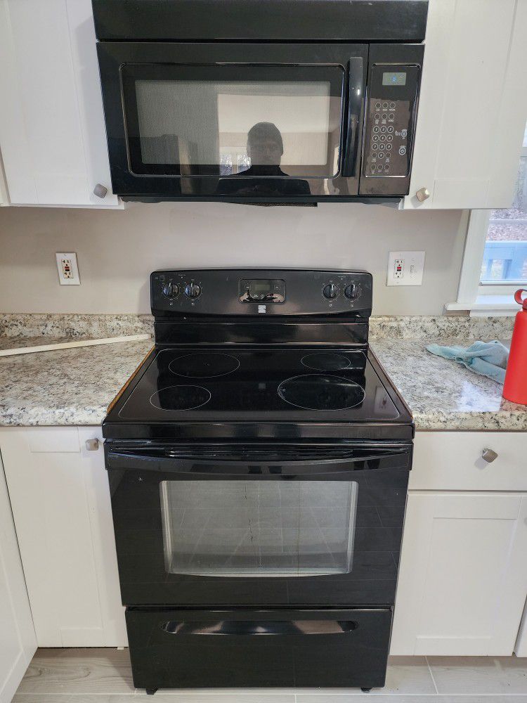 KENMORE ELECTRIC STOVE & MICROWAVE INCLUDED 