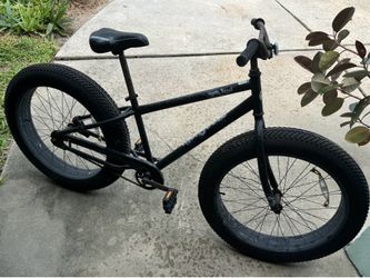 Mongoose cruiser bicycle