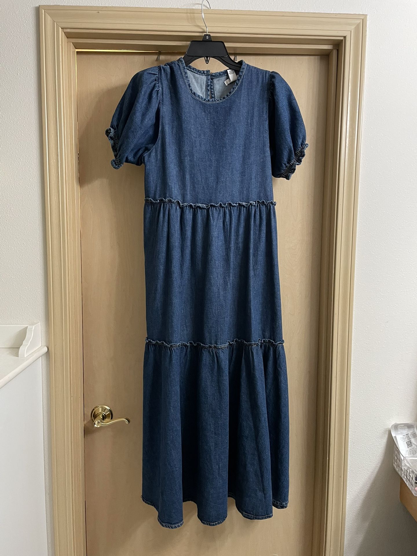 Like New Adorable Women’s Size Small Long Denim Dress. 