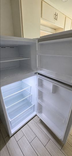 LG Refrigerator ( fridge / freezer )