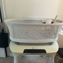 4 Moms Mamaroo Bassinet ! New & Mint Condition! 