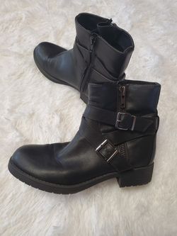 AMERICAN EAGLE BLACK BUCKLE BOOTS