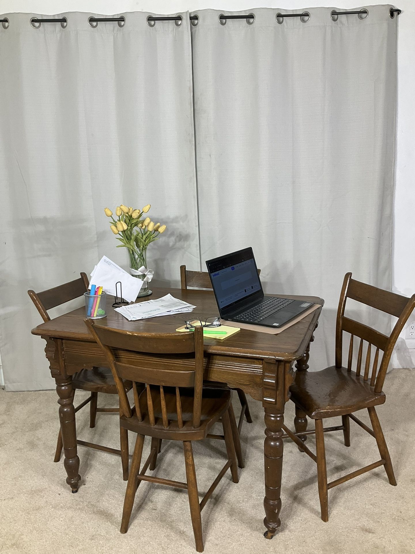 Super Cute Compact Kitchen Table & 4 Chairs PERFECT FOR STUDIO OR LOFT / Comedor Compacto Mesa De Madera Solida y 4 Sillas
