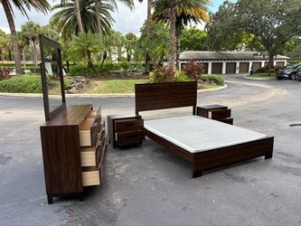 Beautiful Bedroom Set Queen Size Dark Brown Color In Excellent Condition by Coaster Furniture