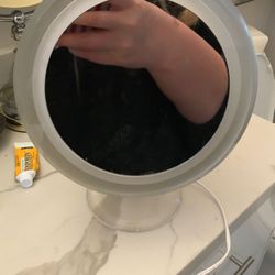 Magnifying cosmetic mirror