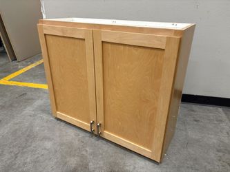 Shaker Style 30×36 Upper Cabinet with Country Maple Finish and Silver Pulls