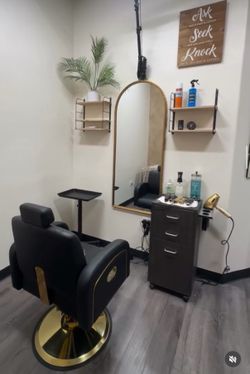 Barber chair / stylist chair, tray & mirror