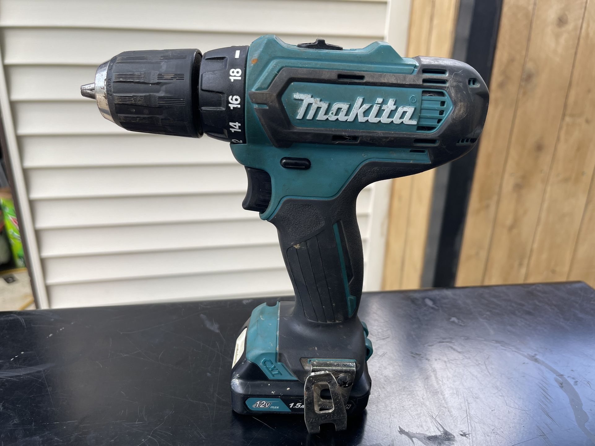 MAKITA 12v cordless drill w/ battery