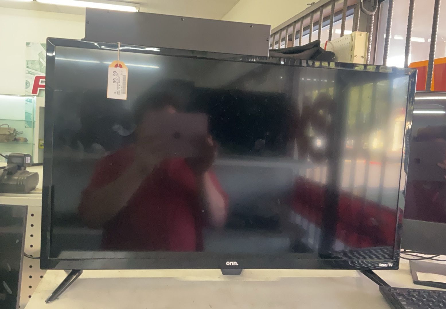 ONN 10012589 32” LED Roku TV W/Remote