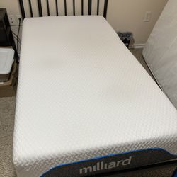 Like new, Black Metal Frame Bed 