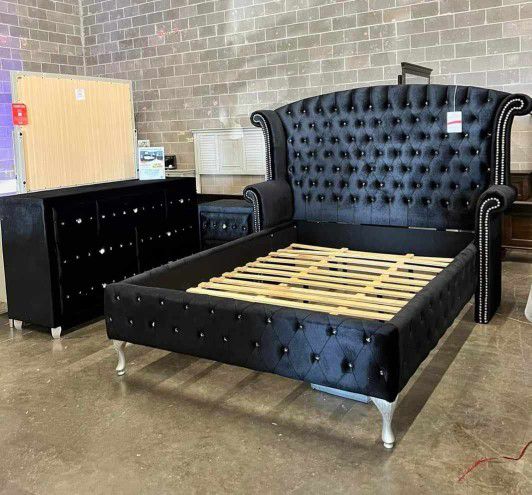 Black Luxury Bedroom Set/ Bed , Nightstand, Dresser And Mirror