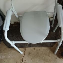 LIKE NEW COMMODE