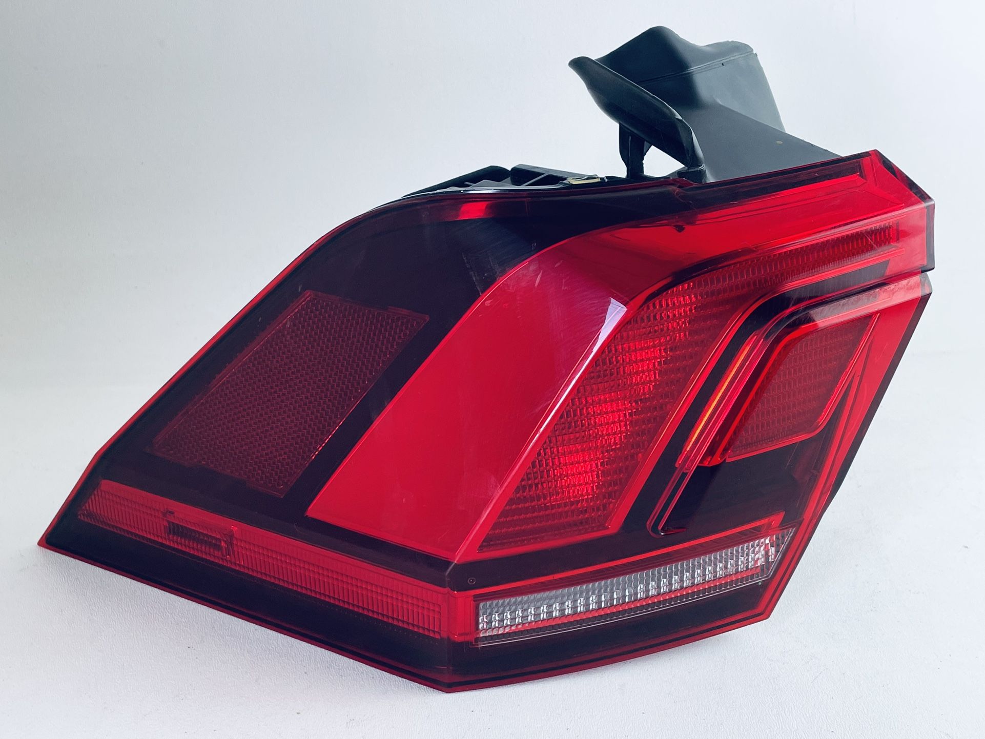 2018-2023 VOLKSWAGEN TIGUAN LH TAIL LIGHT OEM