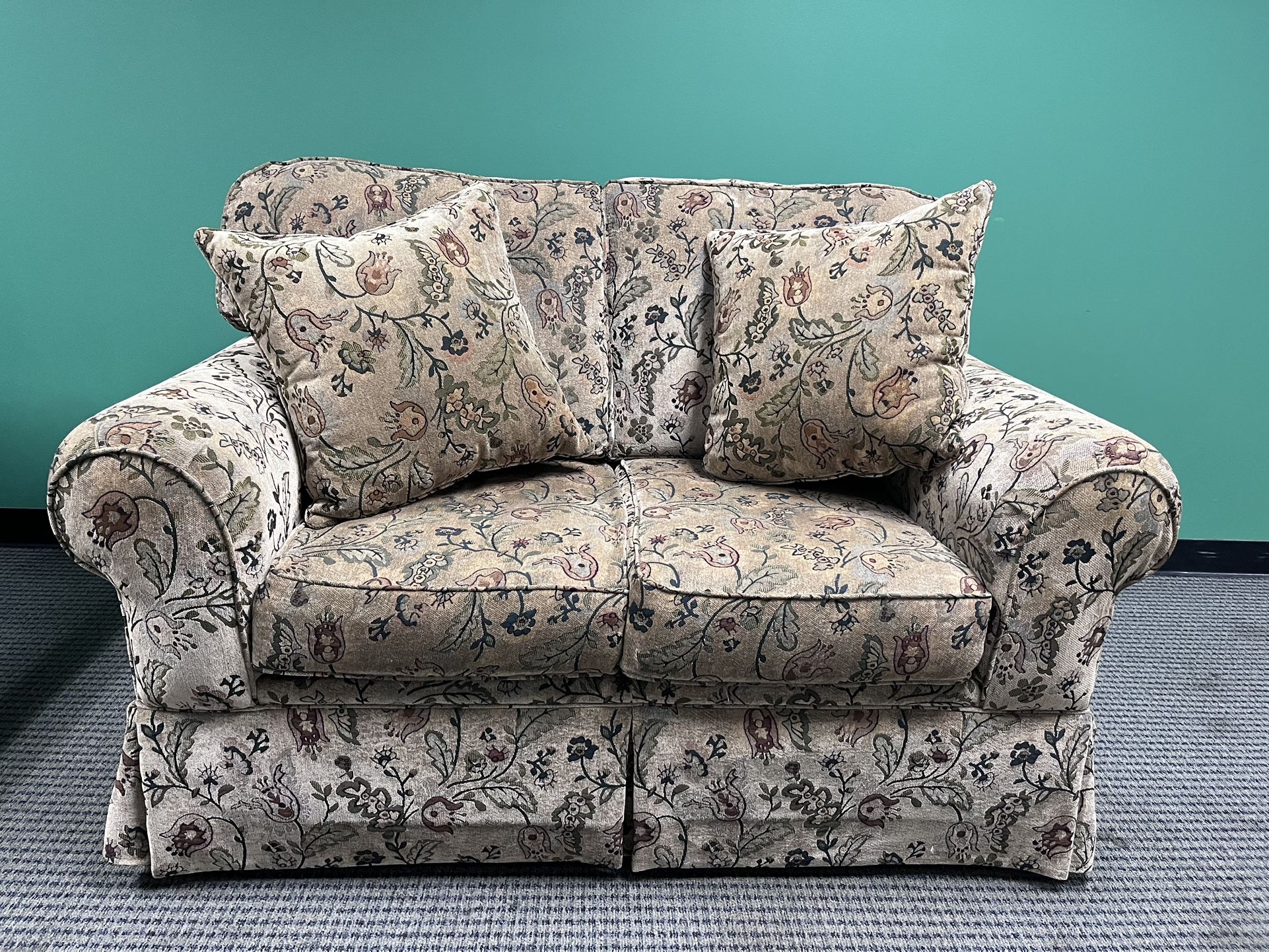 Funky Vintage Floral Loveseat 🚚 FREE DELIVERY 🚚