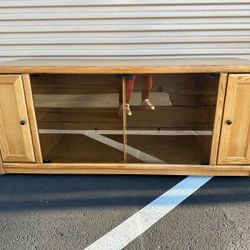 Tv unit, entertainment center with glass shelves/mueble para tv con repisas de vidrio.