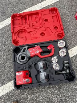 Milwaukee M18 Cordless Pipe Threader Kit