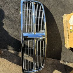 2002-2005 Dodge Ram 1500 Front Grill Chrome Finish 100$