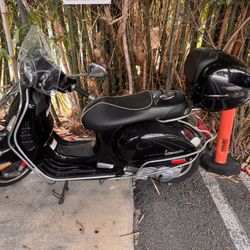 Vespa GTS 300 (2018) — Black w/ Accessories