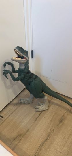 SuperColossal T-rex swallows other dinosaurs