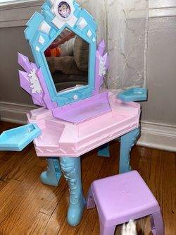 Toddler Vanity Frozen with chair and mirror that lights up and plays songs