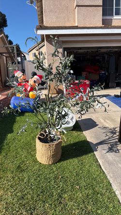 Indoor artificial tree