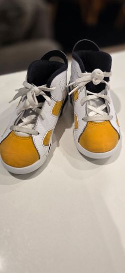 Nike Air Jordan 6 Retro sneakers in the "Yellow Ochre"