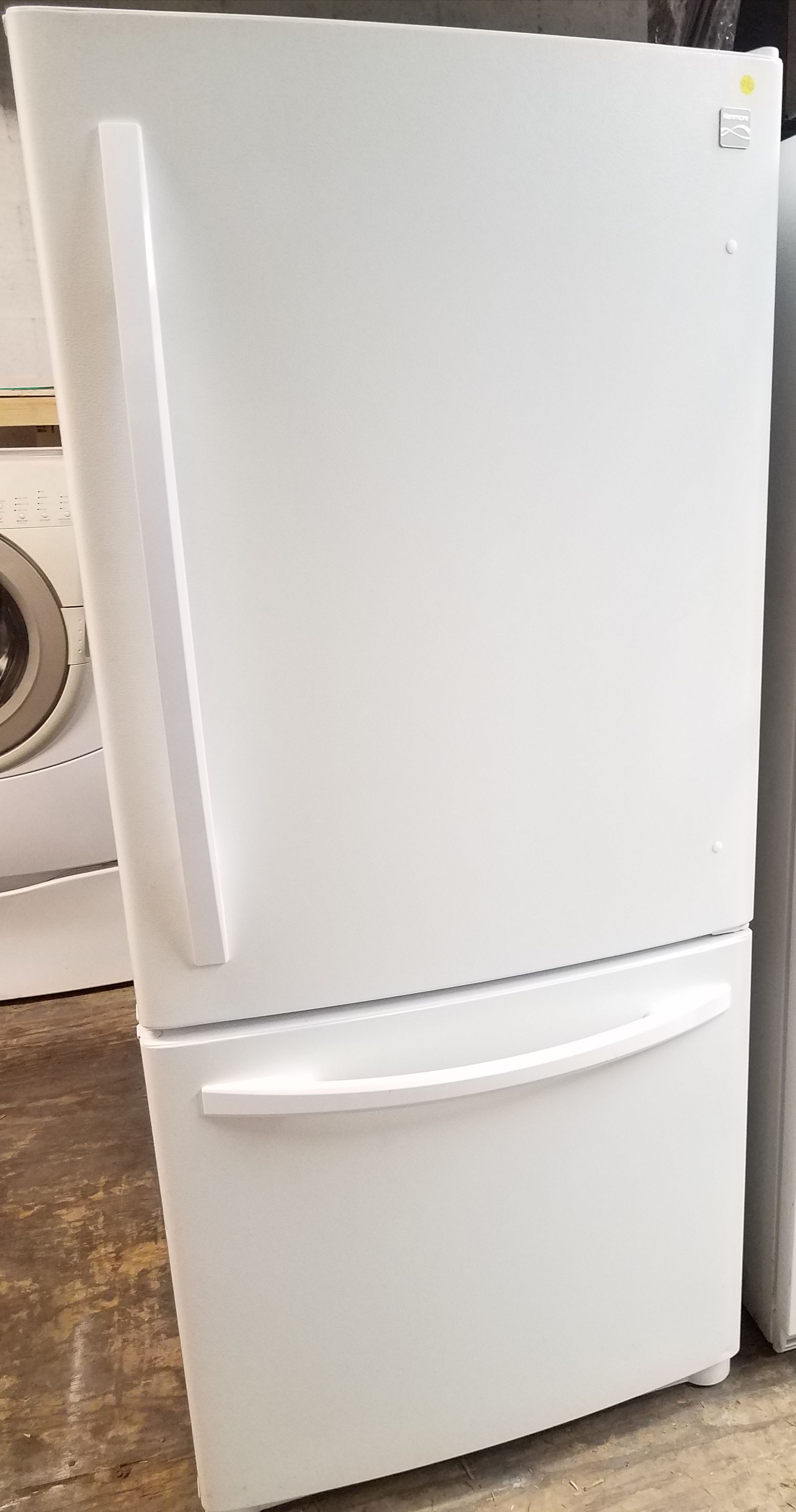 WHITE KENMORE BOTTOM FREEZER REFRIGERATOR 22 CU.FT