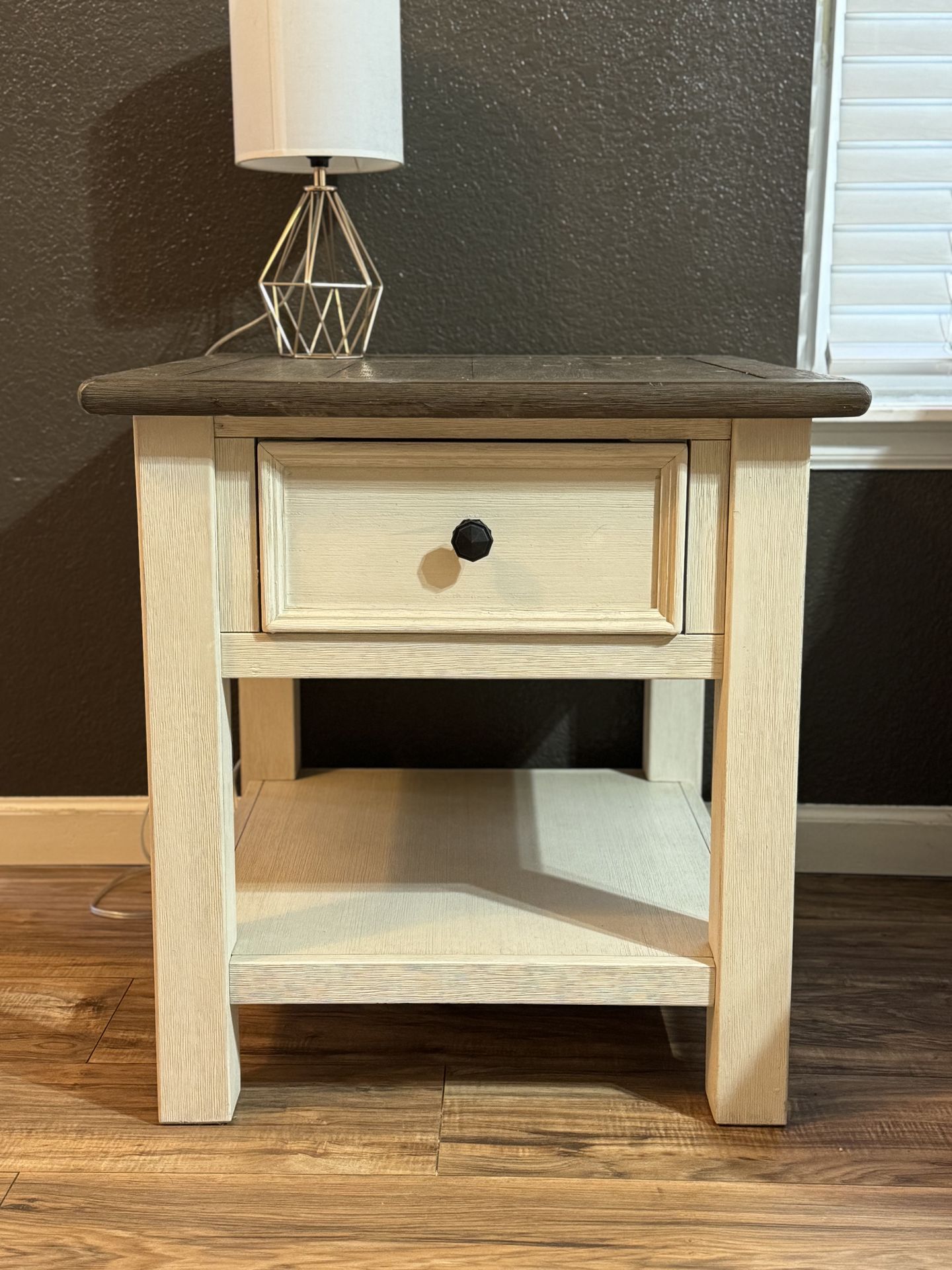 Beautiful farmhouse style matching coffee table with lifting table top for eating and end table