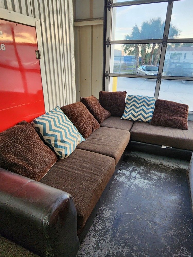 Great L-Sectional Couch w/ Matching Ottoman- Must Go!