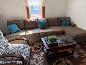 Sectional couch with chaise