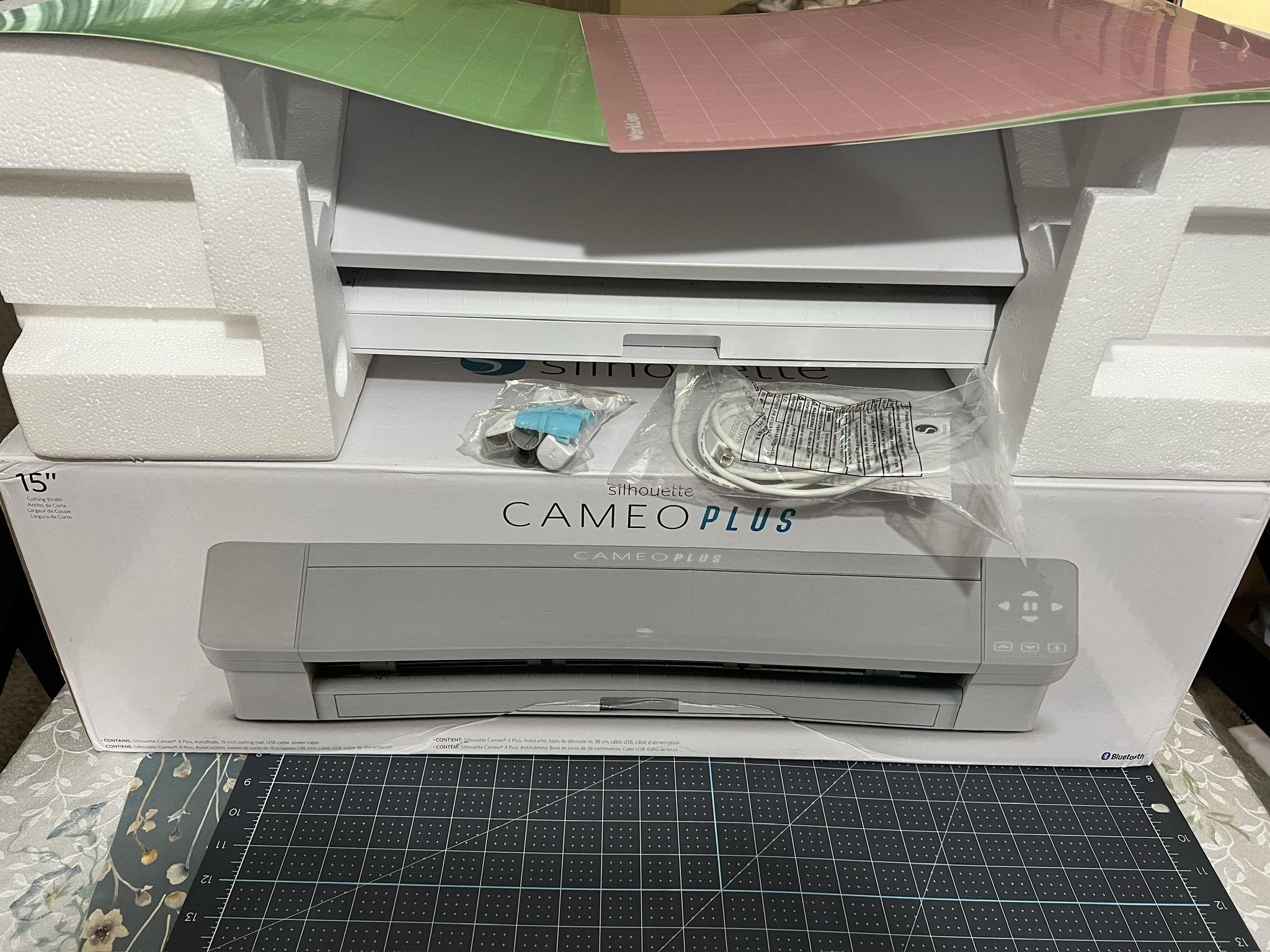Silhouette White Cameo 4 PLUS - 15" like new