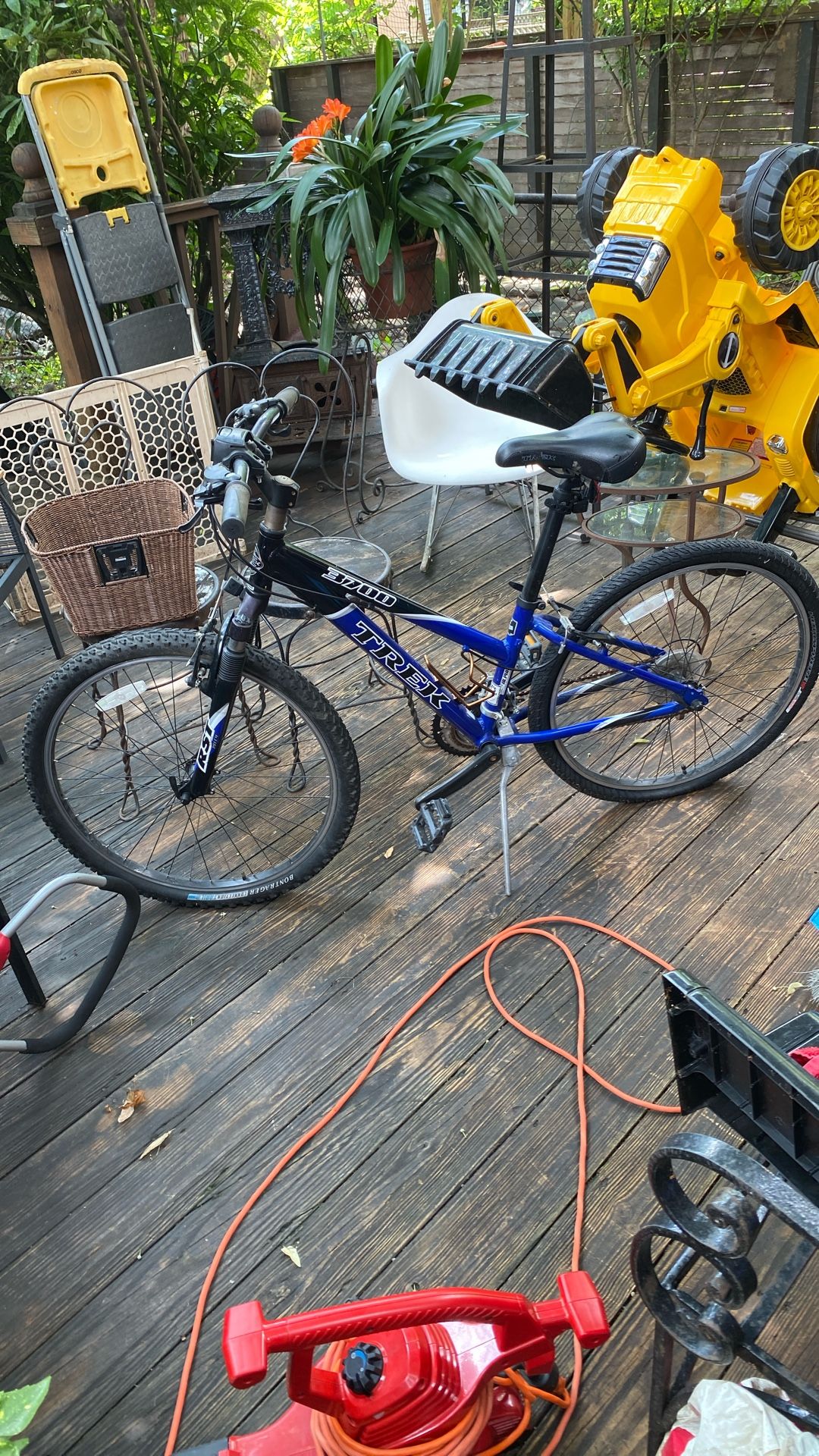 Trek 3700 With Removable Basket