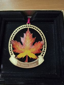 MAPLE LEAF HANGING COLLECTABLE