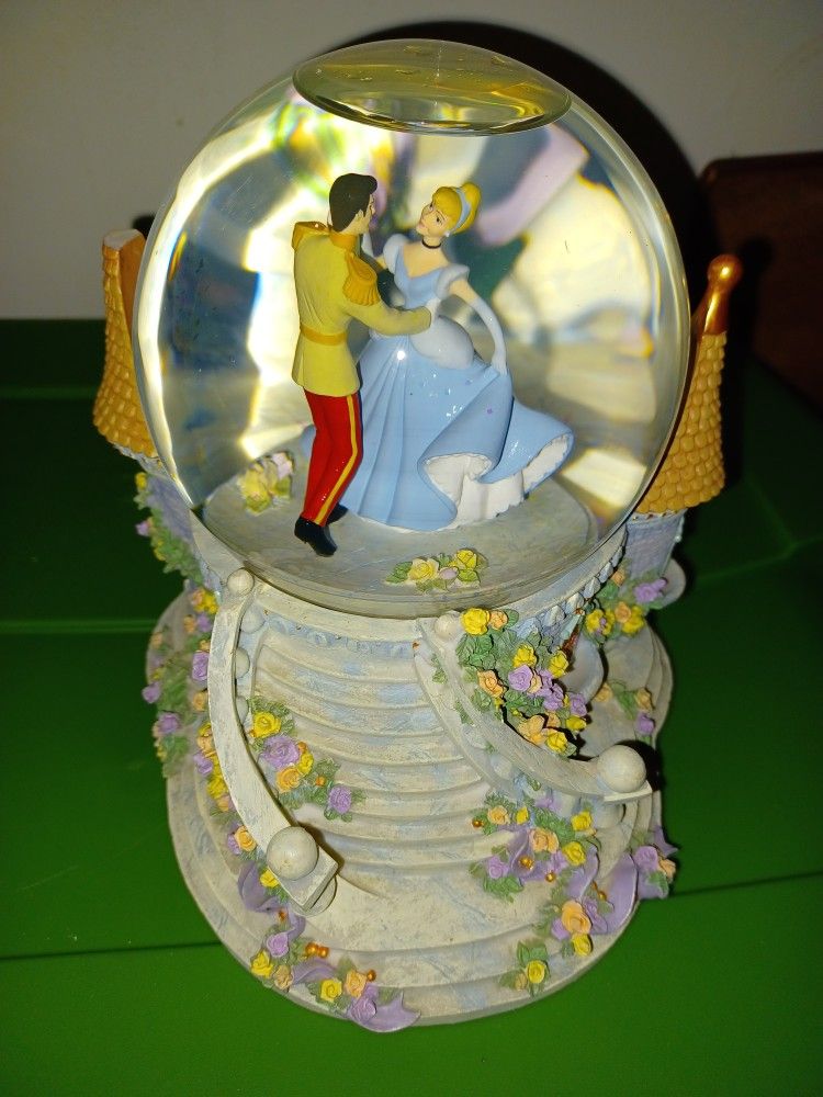 Disney Cinderella  Snowglobe Musical. 