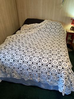 Gorgeous! Vintage hand crocheted queen size bed topper