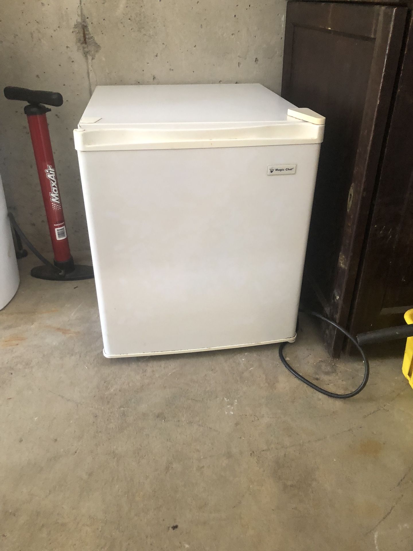 Magic Chef Refrigerator! White