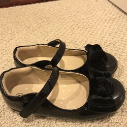 Black patent leather girls shoes