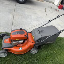 Husqvarna HU675AWD 22-inch self-propelled all-wheel-drive lawn mower 