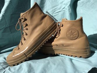 WOMAN’S HIGHTOP CONVERSE