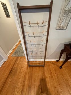 Picture/Paper holder for wall
